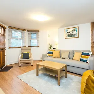New Stylish 1 Bedroom Flat With Garden London