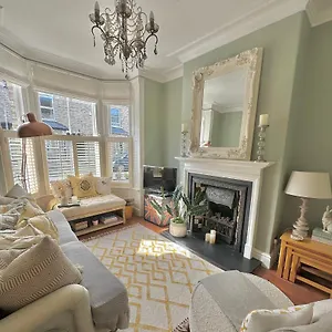- 66 Scott Street York